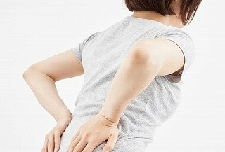 骨格が歪むことで腰痛に悩む女性
